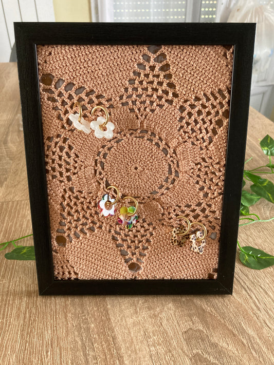 Cadre porte boucles d’oreilles LE CROCHET • Un seul exemplaire