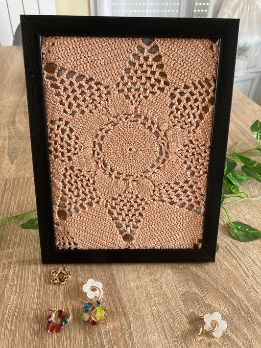 Cadre porte boucles d’oreilles LE CROCHET • Un seul exemplaire